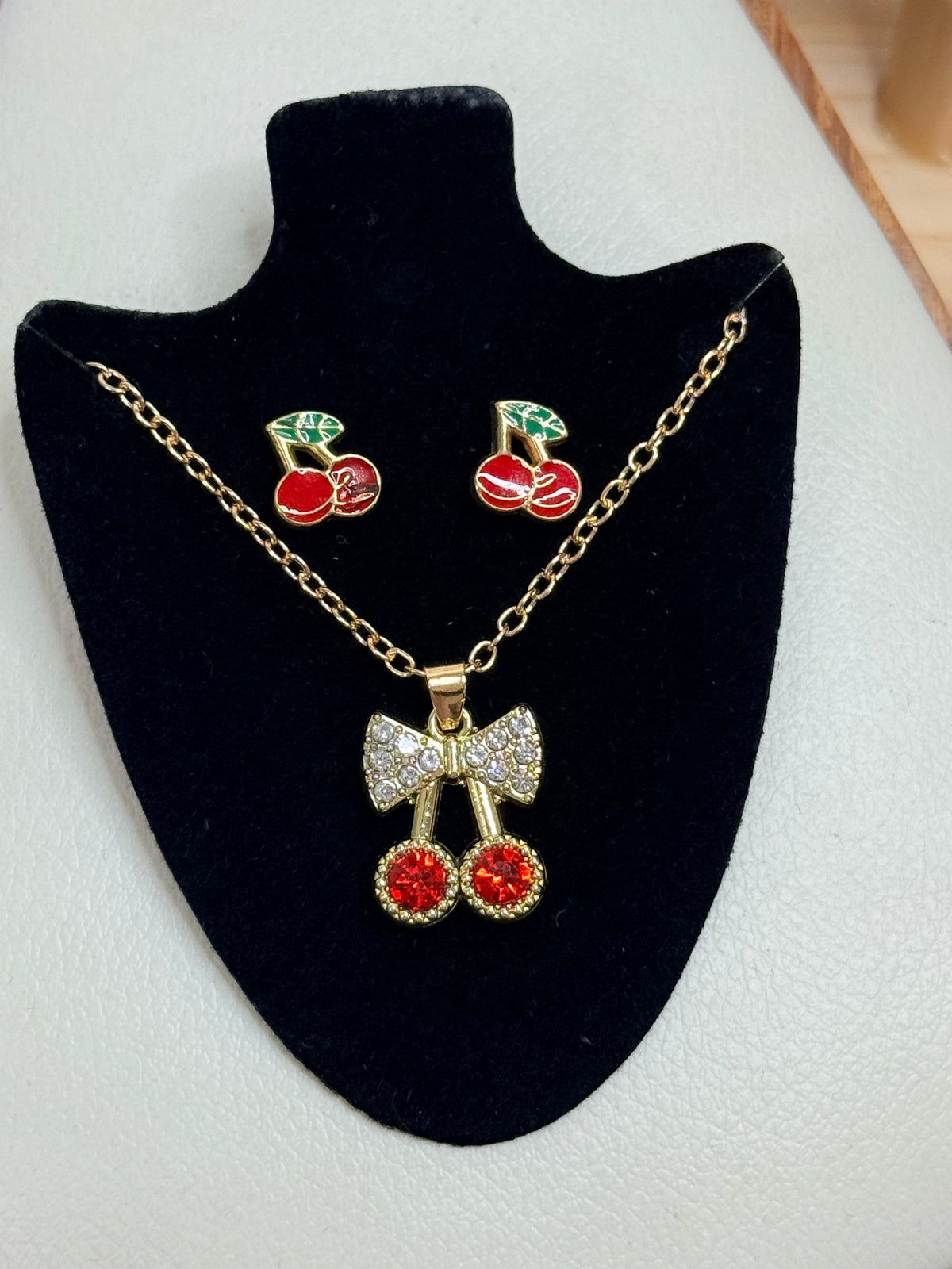 Opaline Cherry Necklace Set